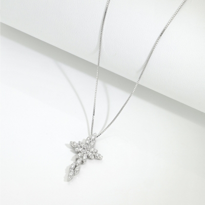 Collier en or blanc avec croix en diamants