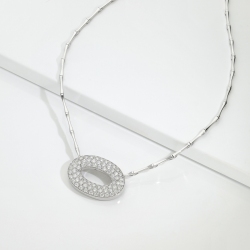 Collier avec pendentif ovale pavé en or blanc et diamants 2