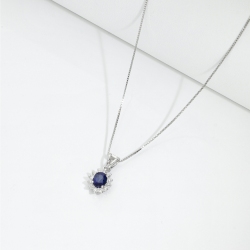 Collier contourné en or blanc 18k avec saphir et diamants