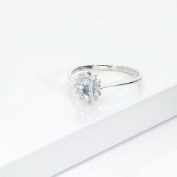Bague en or blanc 18k avec aigue-marine 5x4 mm et diamants