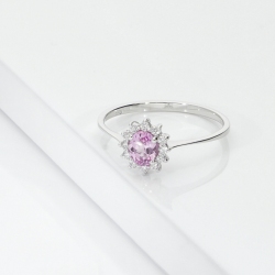 Anillo en oro blanco 18k con zafiro rosa halo y diamantes