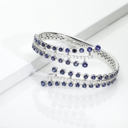 Bracelet semi-rigide en or blanc 18k avec saphirs bleus et diamants