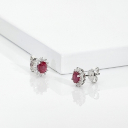 Boucles d’oreilles contournées en or blanc 18k avec rubis et diamants