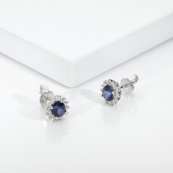 Boucles d’oreilles contournées en or blanc 18k avec saphir bleu et diamants