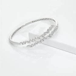 Bracelet rigide en or blanc 18 carats avec diamants