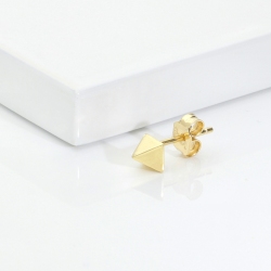 Mono boucle d’oreille en or jaune 18k avec design pyramidal 2