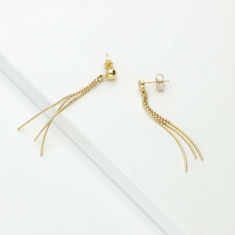 Boucles d’oreilles pendantes en or jaune 18k avec perles et barres  Boucles d’oreilles pendantes en or jaune 18k avec perles et barres
