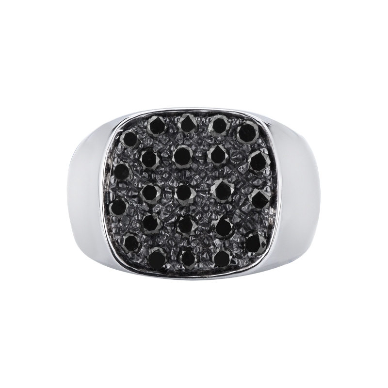 Bague chevalier en or blanc 18k avec pavé carré de diamants noirs Bague chevalier en or blanc 18k avec pavé carré de diamants noirs