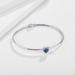 Bracelet rigide en or blanc avec saphir cœur et diamants 2