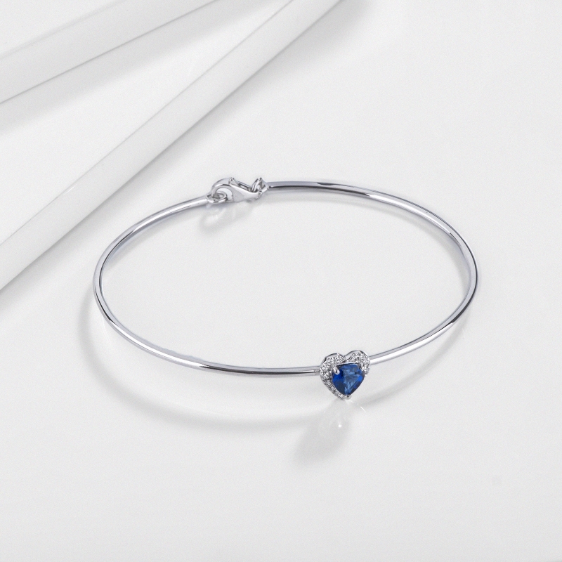 Bracelet rigide en or blanc avec saphir cœur et diamants Bracelet rigide en or blanc avec saphir cœur et diamants