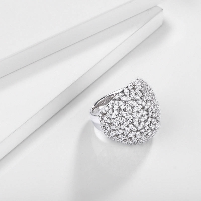 Large bague jonc en or blanc avec diamants Large bague jonc en or blanc avec diamants