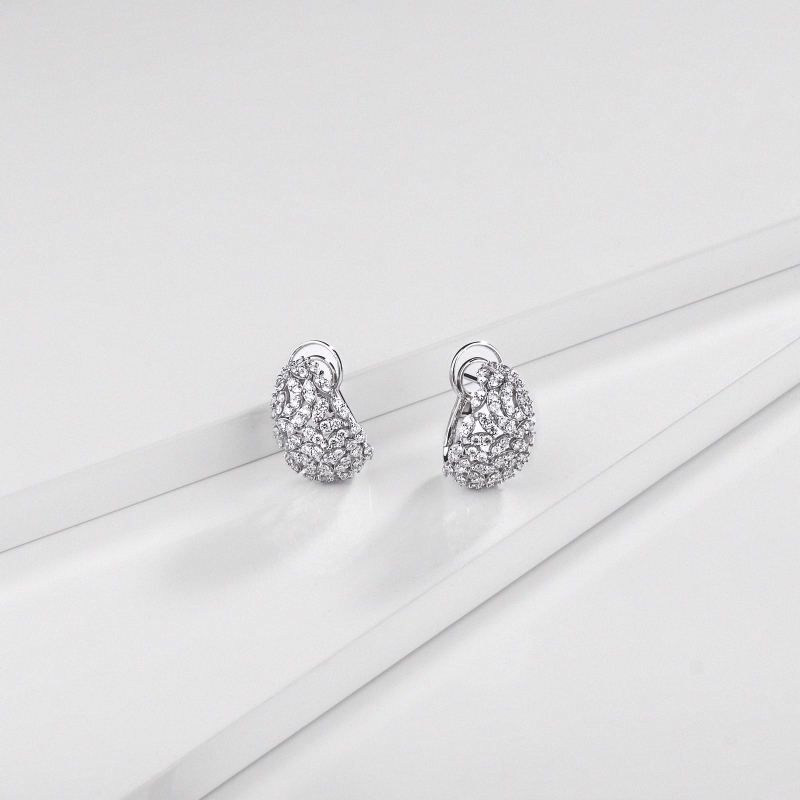 Boucles d’oreilles design avec illusion de navettes en or blanc Boucles d’oreilles design avec illusion de navettes en or blanc