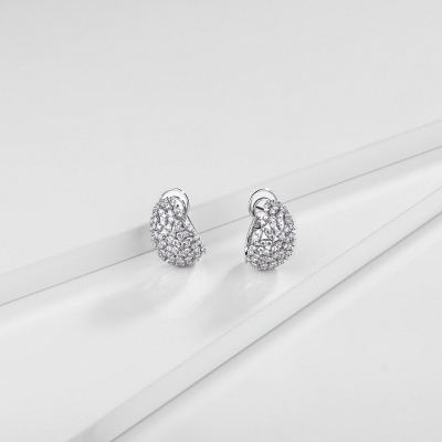 Boucles d’oreilles design avec illusion de navettes en or blanc