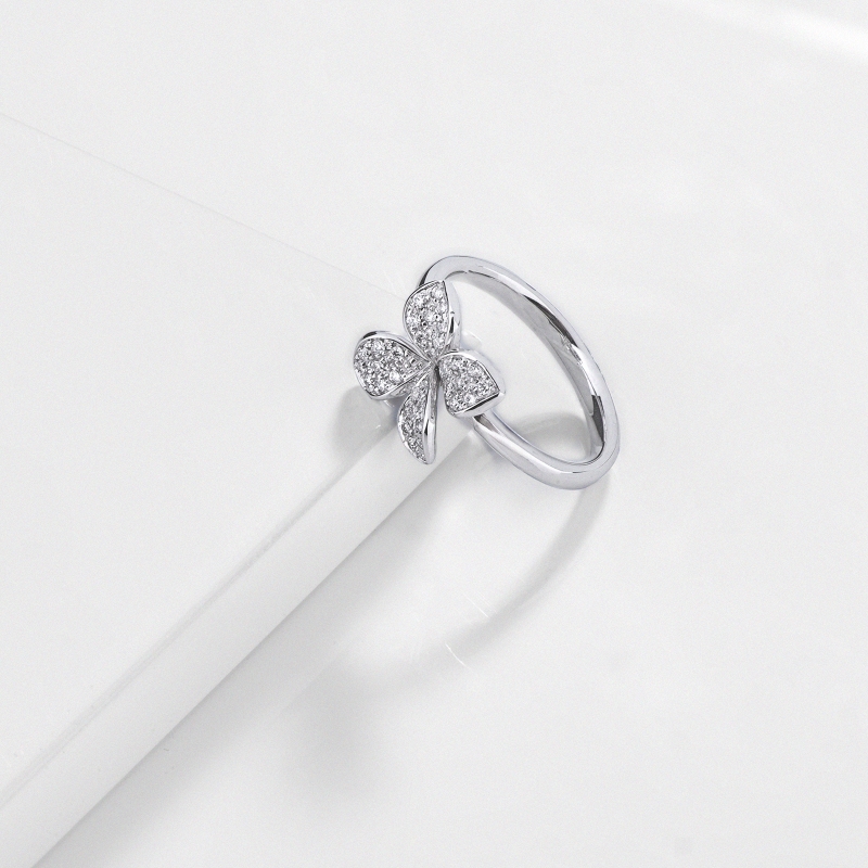 Bague fleur en or blanc avec diamants