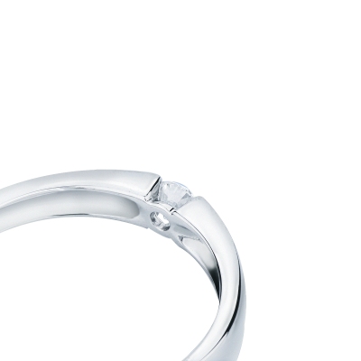 Bague solitaire moderne en or blanc 18k avec diamant serti clos