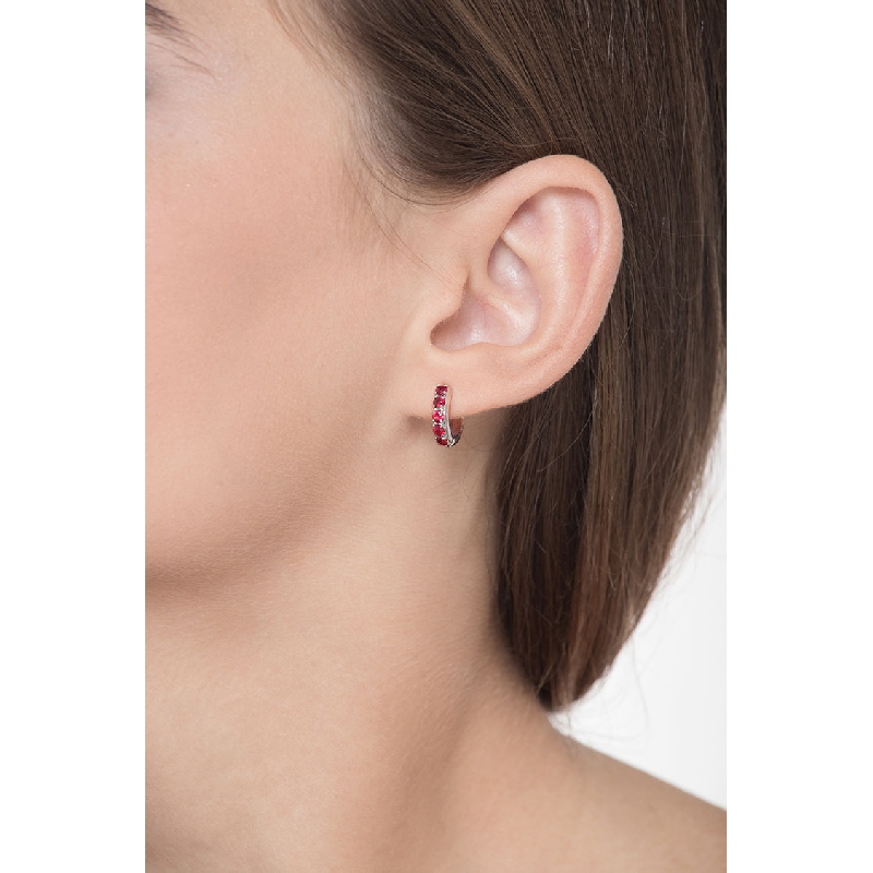 Boucles d'oreilles créoles en or blanc 18k avec rubis Boucles d'oreilles créoles en or blanc 18k avec rubis