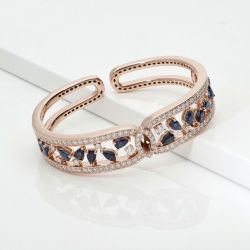 Bracelet en or rose 18k avec saphirs bleus et diamants