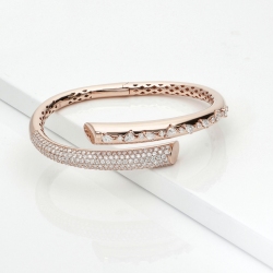 Bracelet semi-rigide design en or rose 18k avec diamants