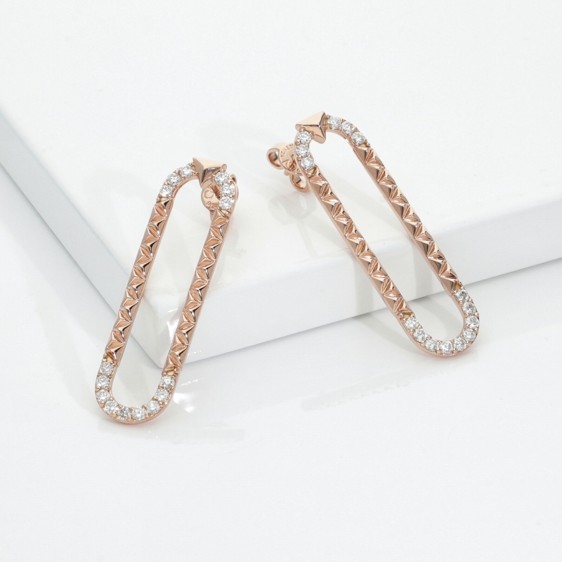 Boucles d oreilles en or rose 18K avec détails diamants Boucles d oreilles en or rose 18K avec détails diamants