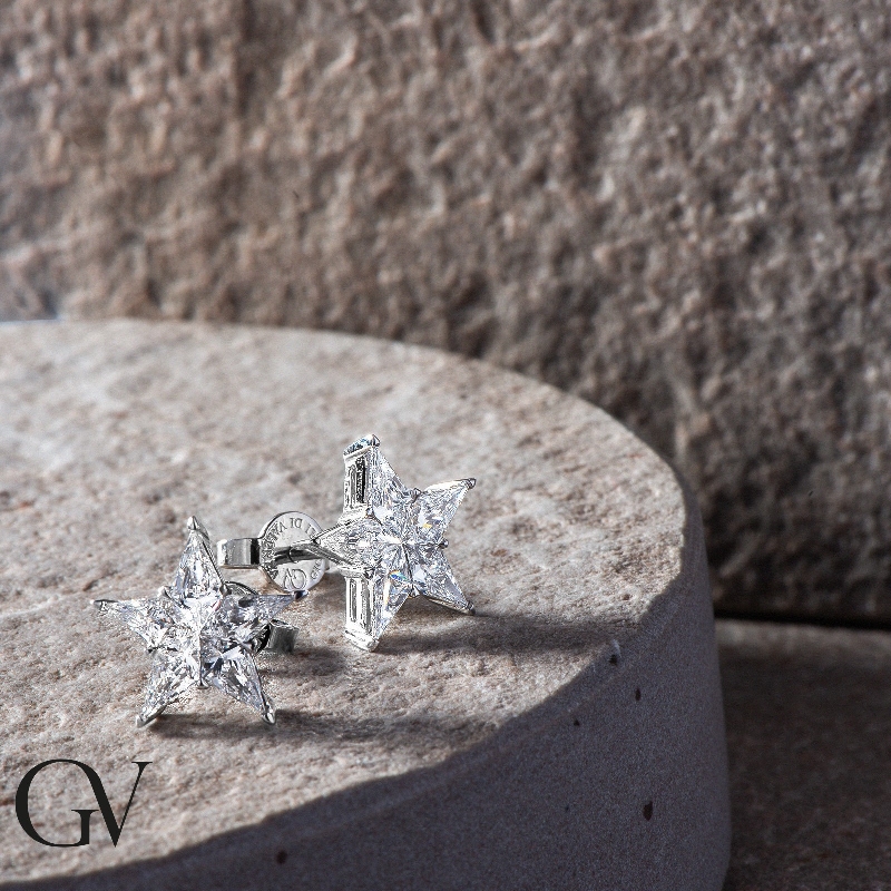 Boucles d'oreilles en or blanc 18K avec diamants étoile Boucles d'oreilles en or blanc 18K avec diamants étoile