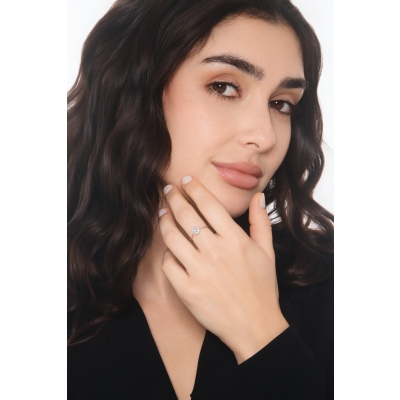 Bague en or blanc 18 carats avec diamants fleur