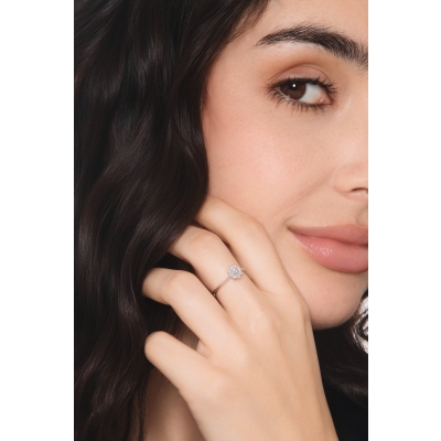 Bague en or blanc 18 carats avec diamants fleur