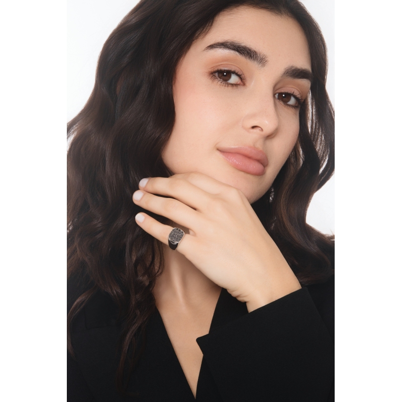 Bague chevalier en or blanc 18k avec pavé carré de diamants noirs Bague chevalier en or blanc 18k avec pavé carré de diamants noirs