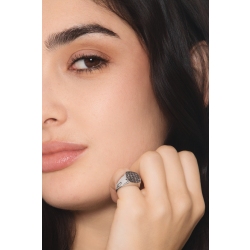 Bague chevalier en or blanc 18k avec pavé carré de diamants noirs 2