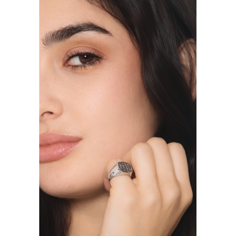 Bague chevalier en or blanc 18k avec pavé carré de diamants noirs Bague chevalier en or blanc 18k avec pavé carré de diamants noirs