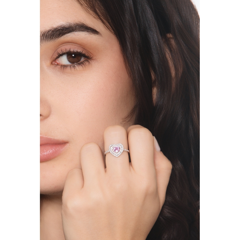 Bague en forme de cœur en or blanc 18k avec un saphir rose   Bague en forme de cœur en or blanc 18k avec un saphir rose