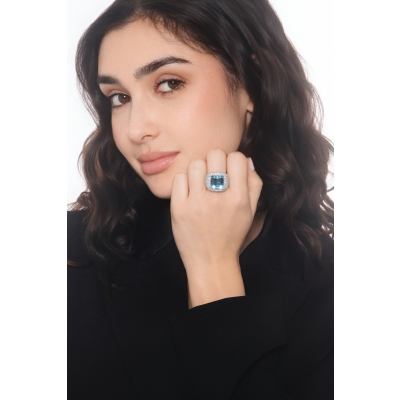 Bague en or blanc 18k avec aigue-marine et diamants