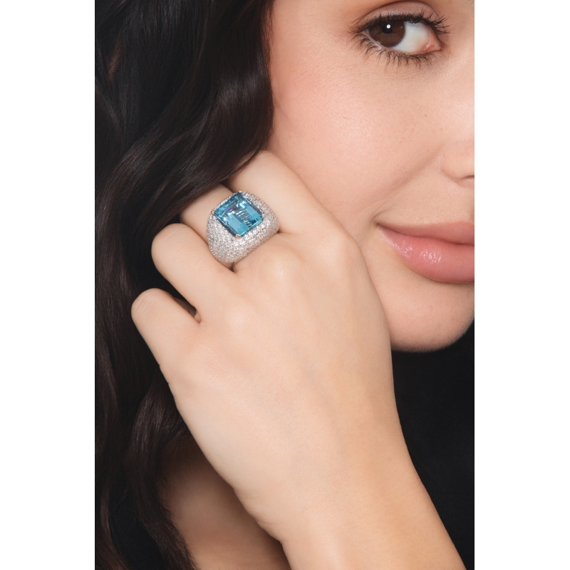 Bague en or blanc 18k avec aigue-marine et diamants