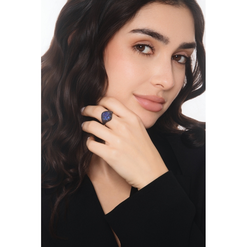 Bague chevalière en or rose 18k avec pavé de saphirs bleus