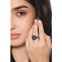 Bague chevalière en or rose 18k avec pavé de saphirs bleus 2