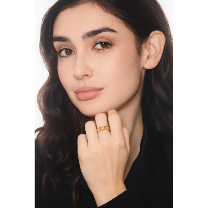 Bague en or blanc 18k avec un diamant et 5 citrines Bague en or blanc 18k avec un diamant et 5 citrines