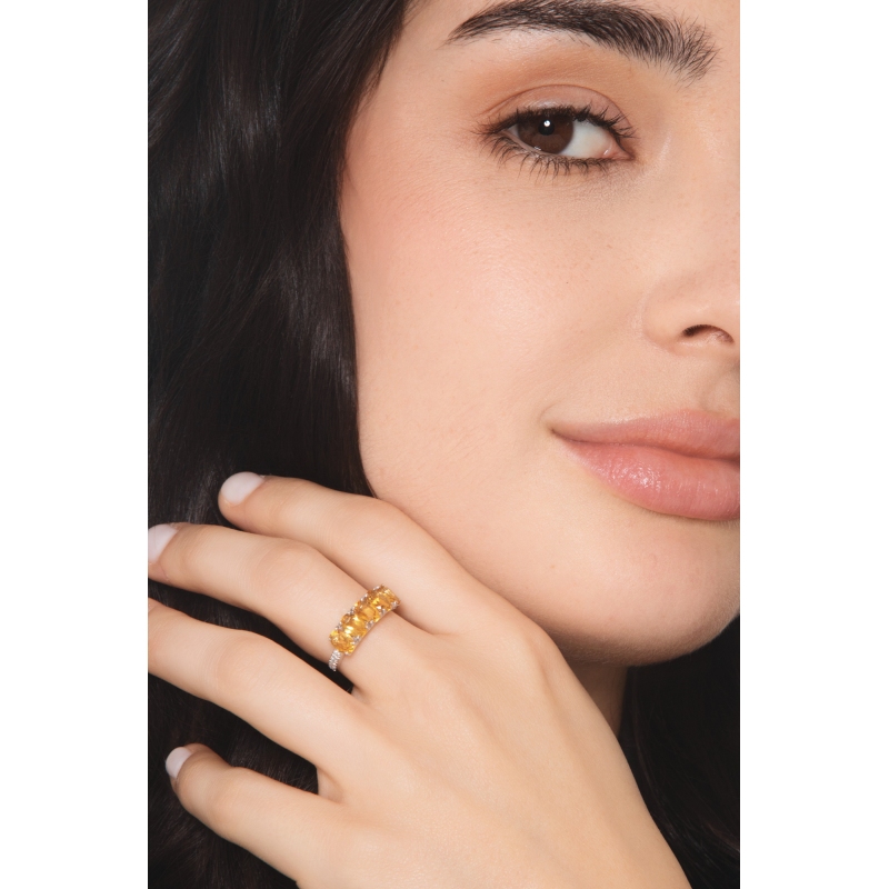 Bague en or blanc 18k avec un diamant et 5 citrines Bague en or blanc 18k avec un diamant et 5 citrines