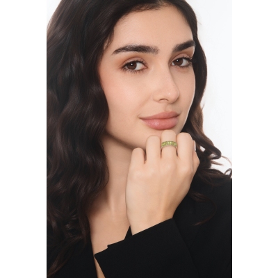 Bague en or blanc 18k avec diamant et 5 péridots