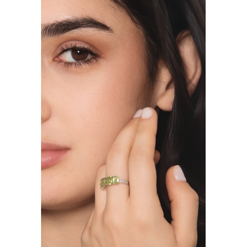Bague en or blanc 18k avec diamant et 5 péridots Bague en or blanc 18k avec diamant et 5 péridots