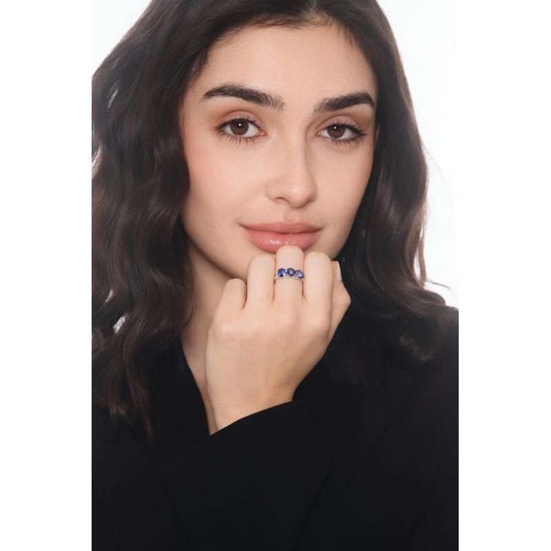 Bague en or blanc 18k avec saphir bleu Bague en or blanc 18k avec saphir bleu