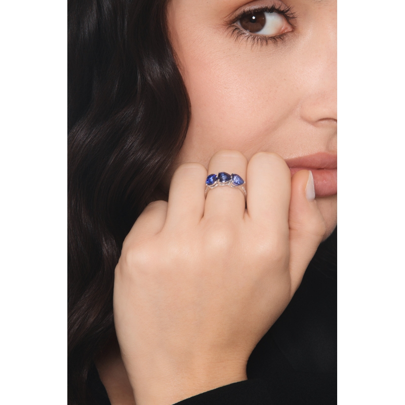 Bague en or blanc 18k avec saphir bleu Bague en or blanc 18k avec saphir bleu