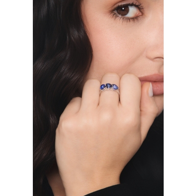 Bague en or blanc 18k avec saphir bleu
