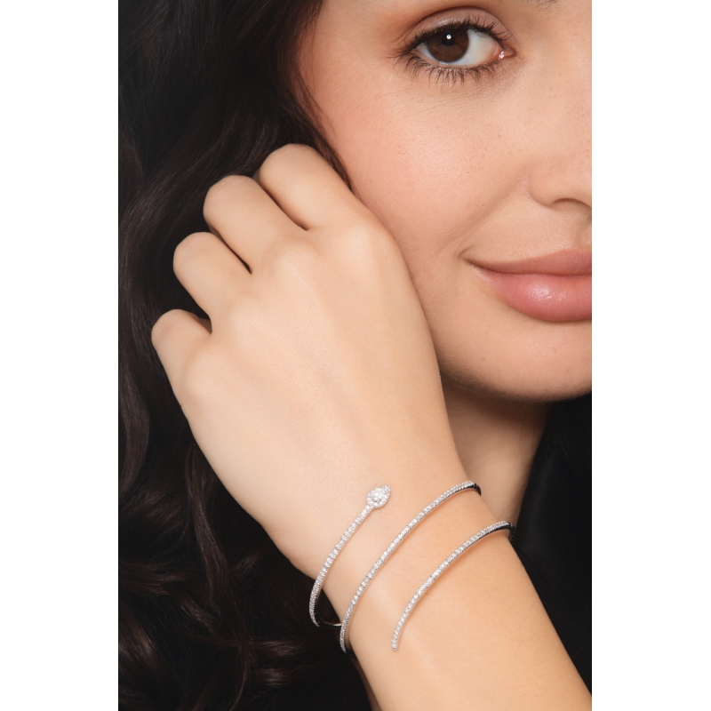 Bracelet ressort en or 18k avec un diamant taille poire et brillants
