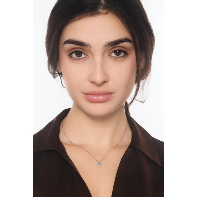 Collier contour en or blanc avec aigue-marine et diamants