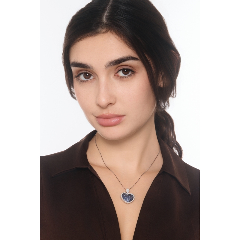 Collier avec pendentif cœur en or blanc 18k et saphirs bleus Collier avec pendentif cœur en or blanc 18k et saphirs bleus