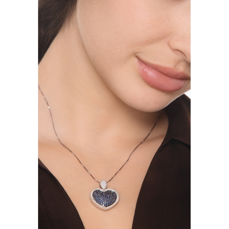Collier avec pendentif cœur en or blanc 18k et saphirs bleus Collier avec pendentif cœur en or blanc 18k et saphirs bleus