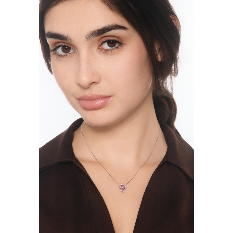 Collier en or blanc 18k avec croix en rubis et diamants Collier en or blanc 18k avec croix en rubis et diamants