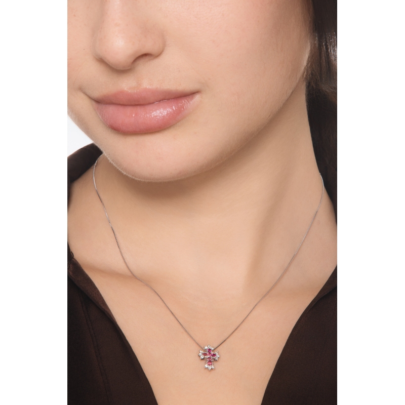 Collier en or blanc 18k avec croix en rubis et diamants Collier en or blanc 18k avec croix en rubis et diamants