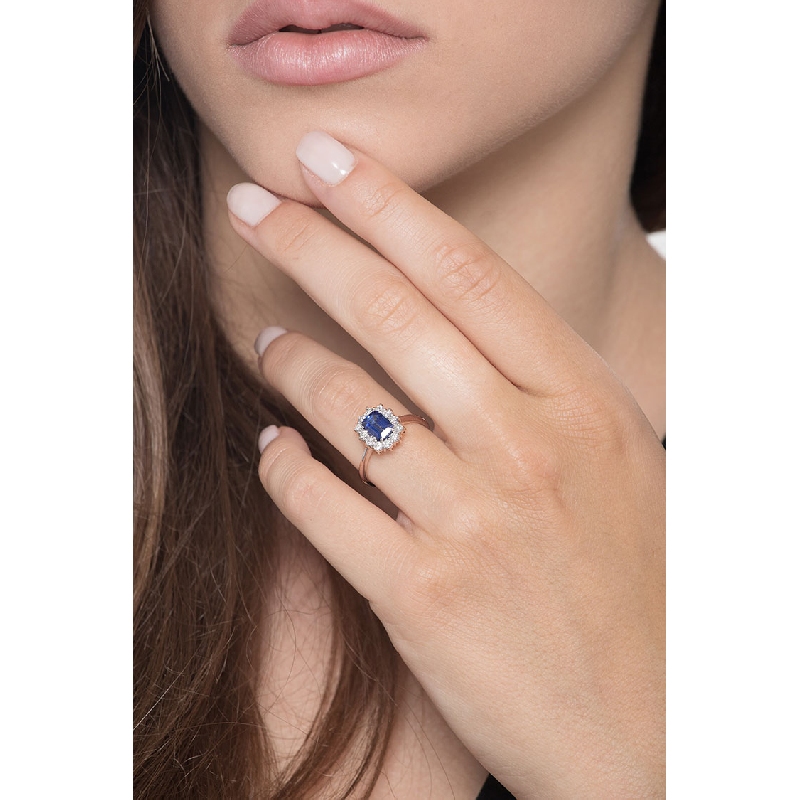 Bague halo en or blanc 18k avec saphir bleu octogonal