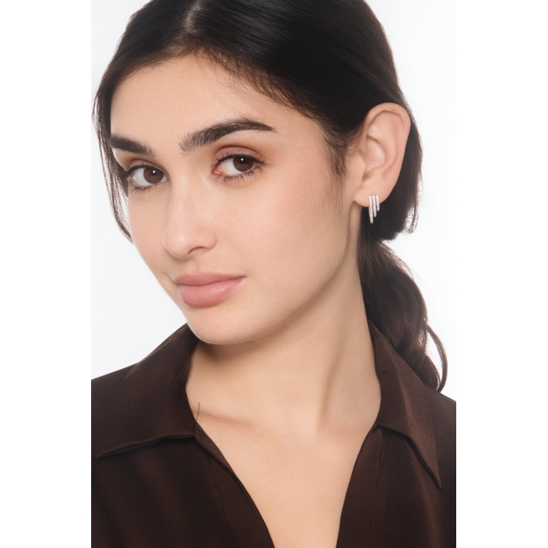 Boucles d’oreilles en or blanc 18k avec trois rangées de diamants en cascade