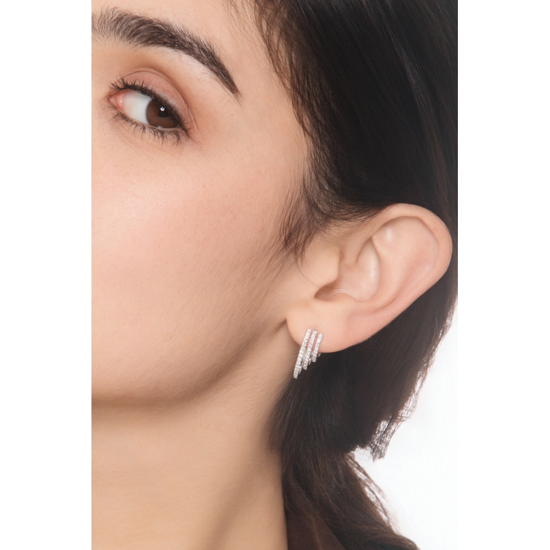 Boucles d’oreilles en or blanc 18k avec trois rangées de diamants en cascade